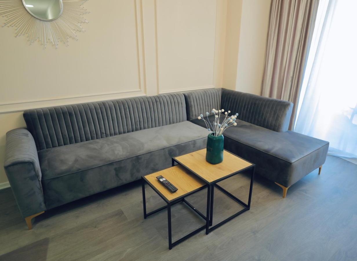 Miku - Captivating 3 Bedroom At Olympic Apartment *